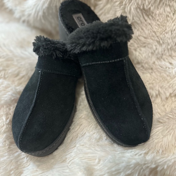 Like NEW!! CROCS Women's Black Suede Fur Mules - Picture 3 of 6